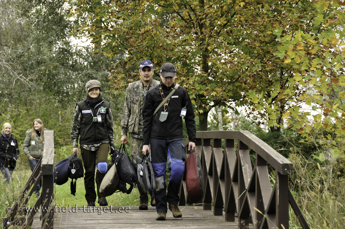 Miskipärast oli Ungaris kombeks, et naised pidid oma kompse ise tassima